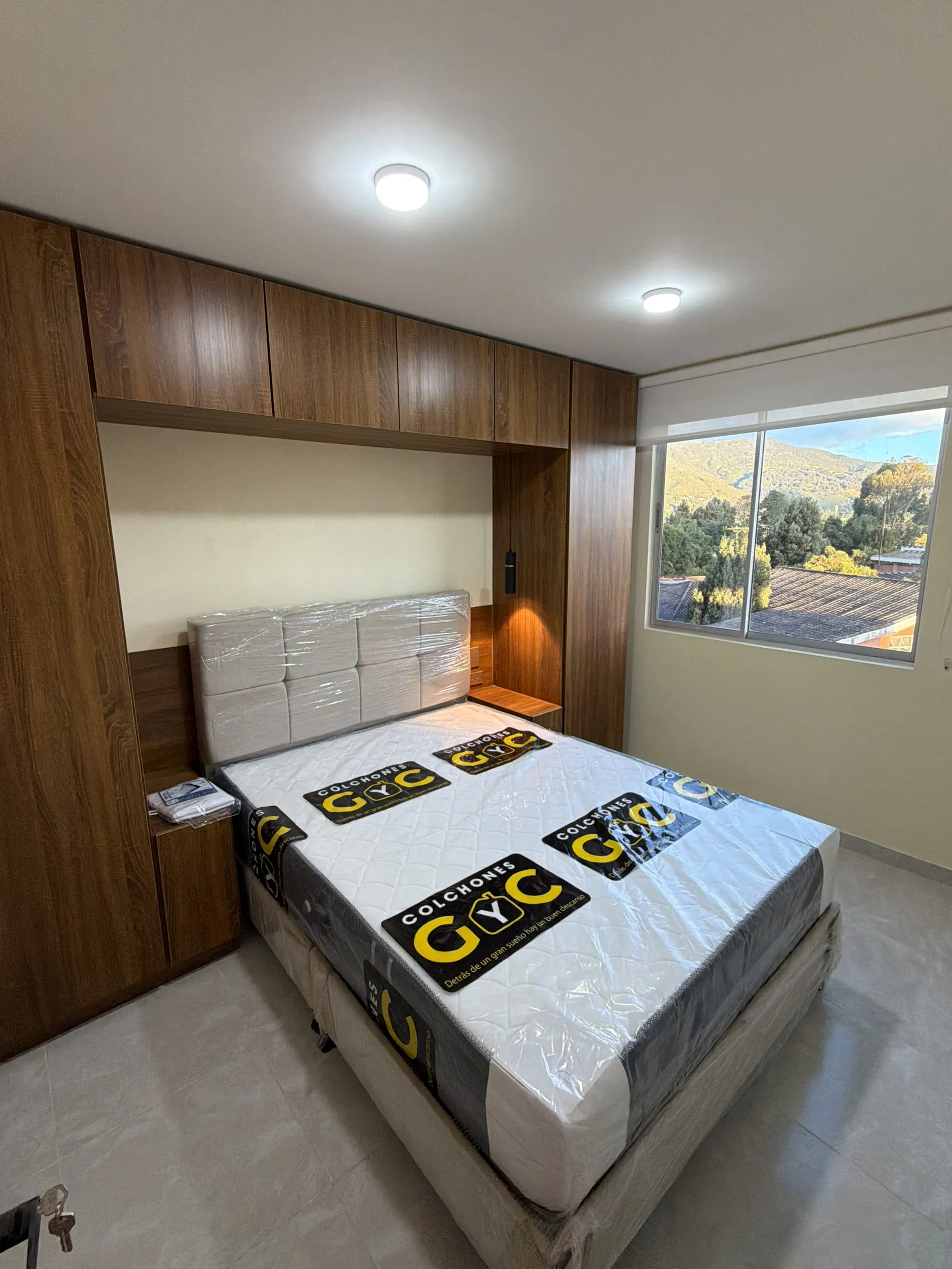 Habitación con clóset en madera y ventana al exterior.